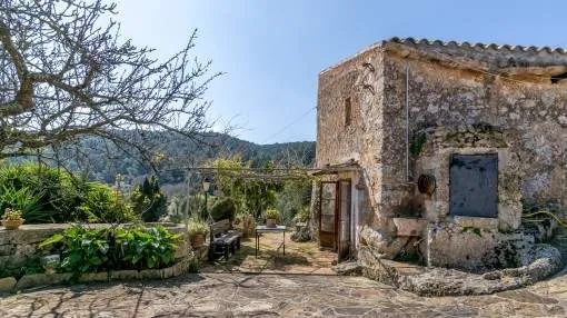Mallorcan house with a lot of history and possibilities to expand in a very special location in Santa Eugenia
