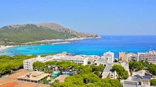 Spacious, 1st floor apartment with small garden in quiet location near to the beach of Cala Agulla Spacious, 1st floor apartment with small garden in quiet location near to the beach of Cala Agulla