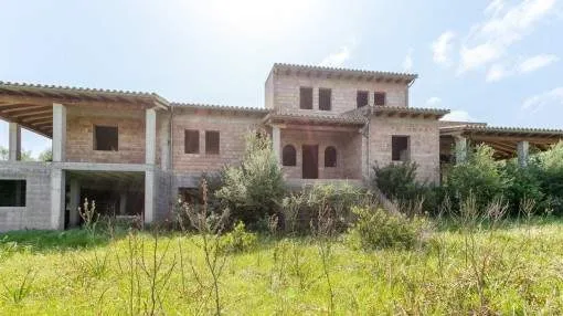 Partly-built Finca requiring completion with panoramic views and the possibility to build a pool in Llubi