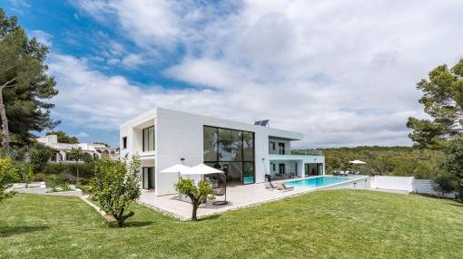Modern, luxurious villa with sea views on a large plot in Sol de Mallorca Modern, luxurious villa with sea views on a large plot in Sol de Mallorca
