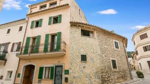 Large charming village house in Mancor de la Vall with 2 possible residential units and a roof terrace of approx. 60 sqm
