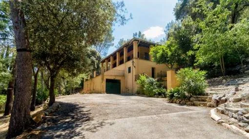 Finca requiring renovation with a large plot only a few steps from the village Esporles Finca requiring renovation with a large plot only a few steps from the village Esporles
