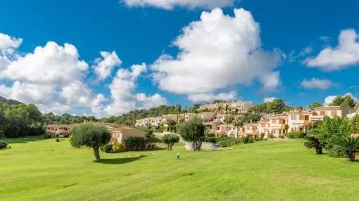 Beautiful terraced house with sweeping views as far as the sea in Golf Vall d'Or