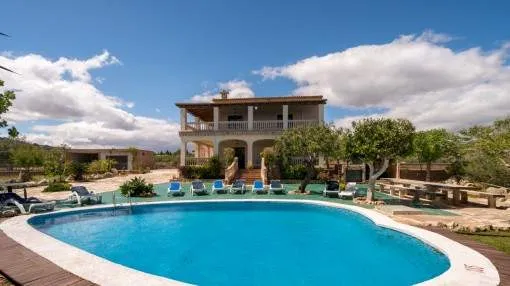 Beautiful finca situated in a quiet residential area in the gently rolling hills near to San Lorenzo