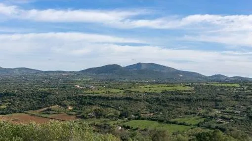 Exceptional building plot with a house requiring renovation and views of the Arta mountains as far as the natural park of S'Albufera