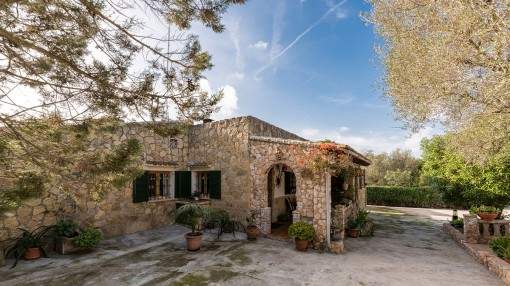 Finca in Cala Almunia surrounded by a green zone and only a few metres from Cala Cap des Moro Finca in Cala Almunia surrounded by a green zone and only a few metres from Cala Cap des Moro