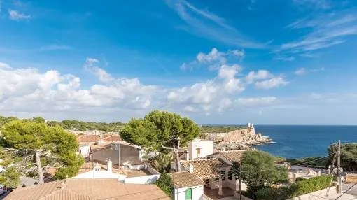Semi-detached house with sea views in the fishing village of Cala Figuera
