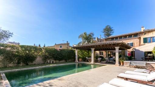 Generously-sized, grand house with renting licence, pool and garage in Alaro Generously-sized, grand house with renting licence, pool and garage in Alaro