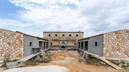 Large, fantastic building plot with spectacular sweeping views and a well-advanced construction project in Santanyí, completion projected mid of 2022