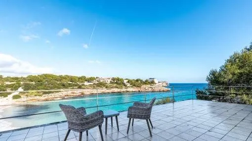 Spacious first sea-line villa with holiday rental licence tranquilly situated at Cala Marsal