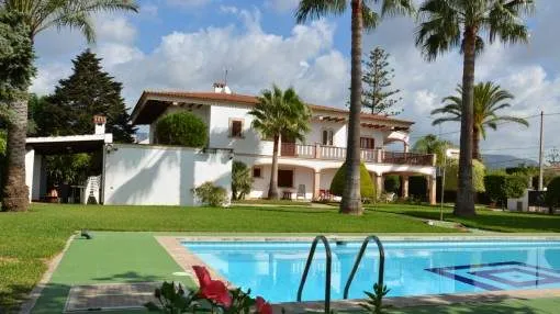 Very large villa with pool and tennis court in Bunyola