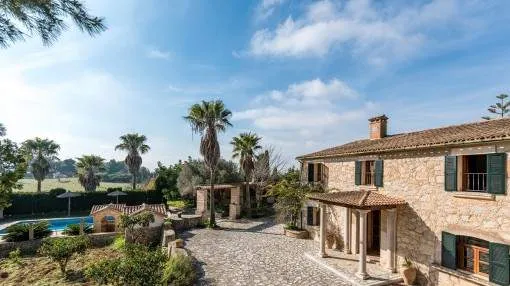 Natural stone finca with pool and holiday rental license in Manacor Natural stone finca with pool and holiday rental license in Manacor