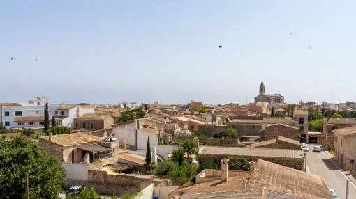 Beautiful apartment in Santanyi with a large roof terrace and wonderful views of the church, the village and the countryside Beautiful apartment in Santanyi with a large roof terrace and wonderful views of the church, the village and the countryside