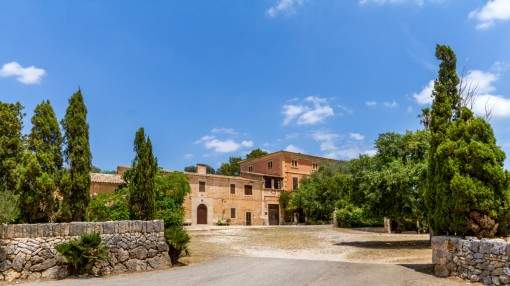 Magnificent manor house with horse stables in Felanitx Magnificent manor house with horse stables in Felanitx