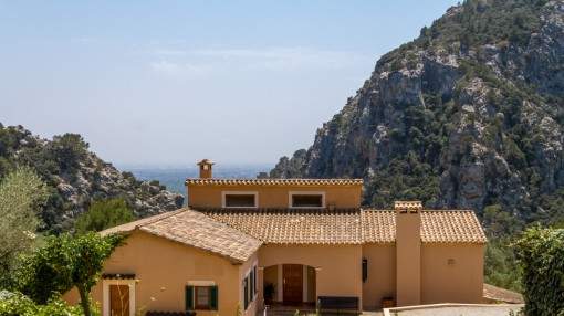Fantastic villa with panoramic views and guest house in Valldemossa Fantastic villa with panoramic views and guest house in Valldemossa