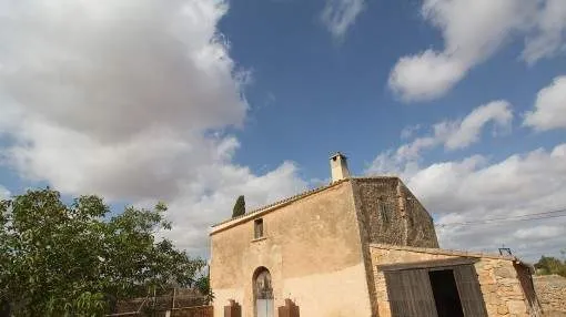 Historic finca with a large plot of land and the possibility to construct a new building close to Llucmajor
