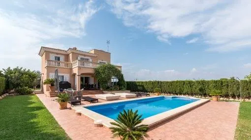 Attractive Mediterranean style villa with lovely garden, pool and views as far as the sea in sa Ràpita