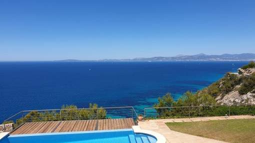 Luxurious villa on the steep coast of Puig de Ros with fantastic views over the bay of Palma Luxurious villa on the steep coast of Puig de Ros with fantastic views over the bay of Palma
