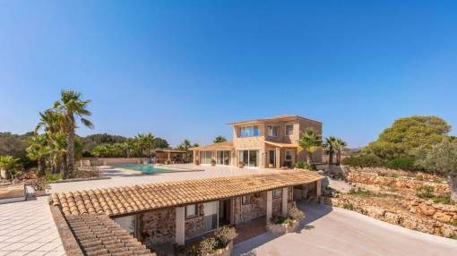 Picturesque villa with guest apartment and horse stables between Son Carrio and Son Servera Picturesque villa with guest apartment and horse stables between Son Carrio and Son Servera