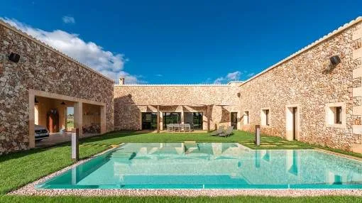 Beautiful natural stone country house on a large plot close to Campos