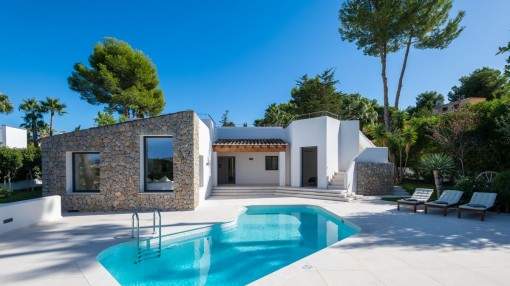 Stylish sea-view villa built on one level and surrounded by a wonderful garden landscape in Santa Ponsa Stylish sea-view villa built on one level and surrounded by a wonderful garden landscape in Santa Ponsa