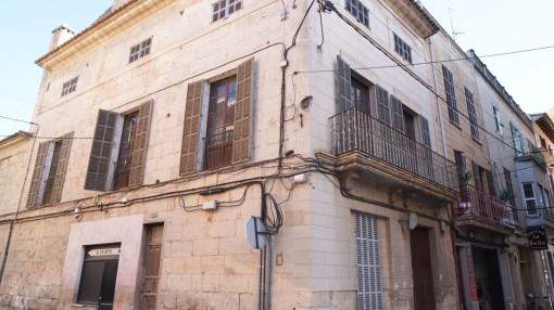 Well-maintained town house, centrally-situated in the heart of Manacor Well-maintained town house, centrally-situated in the heart of Manacor
