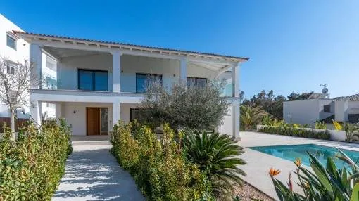 Wonderful sea view villa with beautiful gardens in a prime location in Santa Ponsa