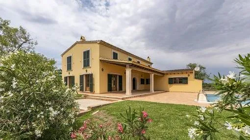Beautiful, rustic-style finca with fantastic sweeping views of Santanyi Beautiful, rustic-style finca with fantastic sweeping views of Santanyi