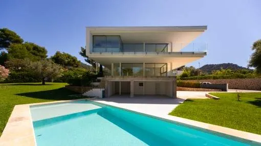 Modern villa with pool in Costa de los Pinos