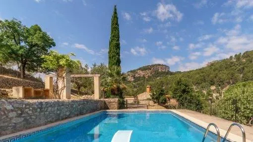 Quietly-situated finca with guest house and its own mountain in Alaro