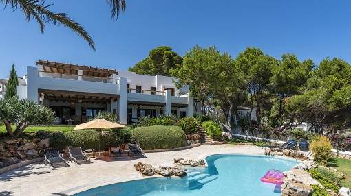 Spectacular villa on the 1st sea line with pool in Cala d'Or Spectacular villa on the 1st sea line with pool in Cala d'Or