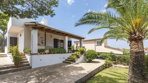 Charming chalet with touristic rental licence only 300 metres from the sea in Cala Llombards Charming chalet with touristic rental licence only 300 metres from the sea in Cala Llombards