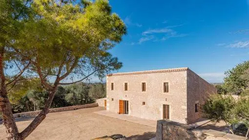 Completely core-renovated historic finca situated in an elevated location with 2 buildings and beautiful views of Manacor as far as the Tramuntana