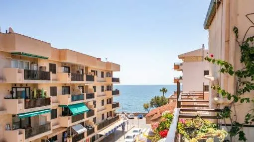 Large penthouse in Cala Millor on the 2nd sea line with wonderful sea views, only a few steps from the promenade