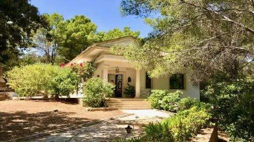 Furnished villa with garden in a quiet residential area near to a golf course in Palma