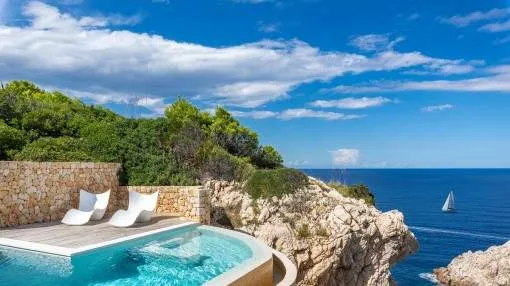 Modern villa with wonderful views and direct sea access in an exclusive location in Cala Ratjada