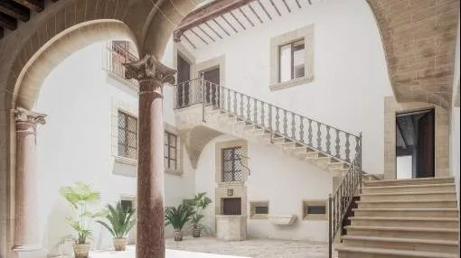 Stylish duplex flat with balcony in a renovated city palace in the historic centre of Palma