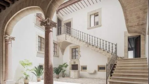 Elegant duplex apartment in a renovated city palace in the historic centre of Palma Elegant duplex apartment in a renovated city palace in the historic centre of Palma