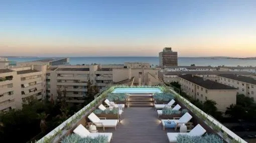 Chic 2 bedroom ground floor apartment with its own garden and communal pool on the roof terrace in the center of Palma