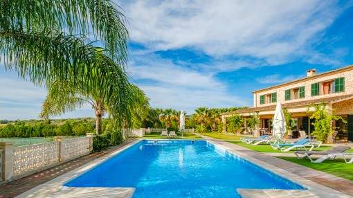 High-quality finca with a large pool, its own vineyard, a fruit plantation and touristic rental licence in Petra High-quality finca with a large pool, its own vineyard, a fruit plantation and touristic rental licence in Petra