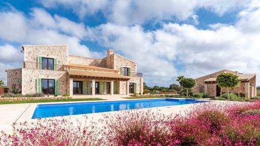 Self-sufficient autarchic natural-stone finca on a large plot near to the beach in Ses Salines Self-sufficient autarchic natural-stone finca on a large plot near to the beach in Ses Salines