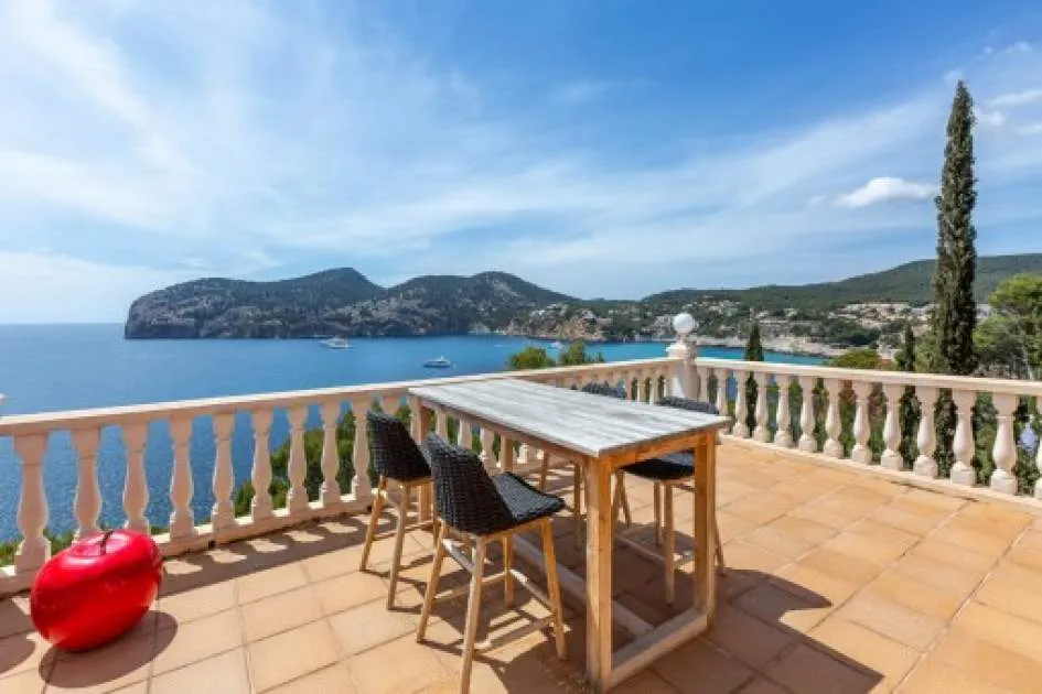 Exclusive villa with pool and panoramic sea views in a top location in Camp de Mar