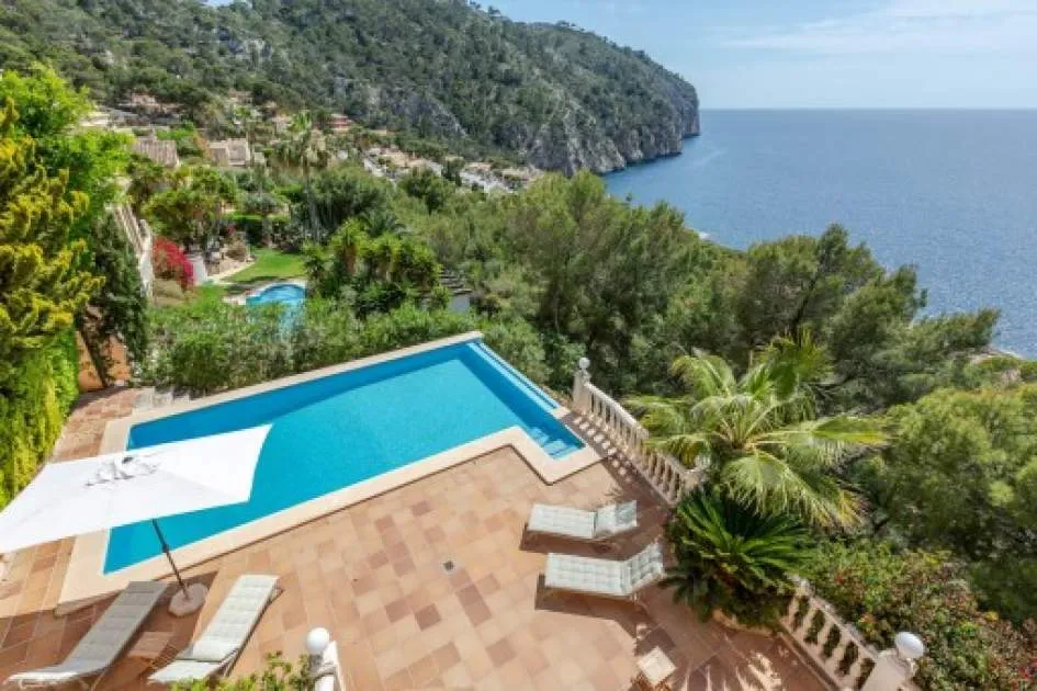 Exclusive villa with pool and panoramic sea views in a top location in Camp de Mar