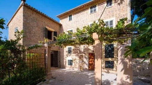 Beautifully renovated finca and large plot of land with orange trees in Sóller