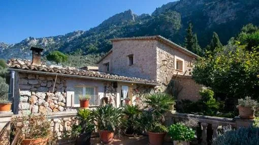 Finca with sea views and olive trees in Fornalutx