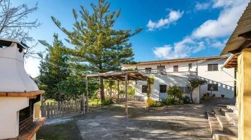 Large, Mallorcan-style family-finca with wonderful sweeping views near to Manacor Large, Mallorcan-style family-finca with wonderful sweeping views near to Manacor