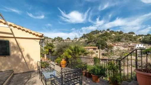 Beautiful and practical family home with idyllic views of the mountains and the village of Galilea