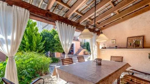 Town-house centrally located in Santa Maria with 3 living units Town-house centrally located in Santa Maria with 3 living units