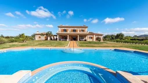 Exclusive natural-stone finca with touristic rental licence near Llucmajor Exclusive natural-stone finca with touristic rental licence near Llucmajor