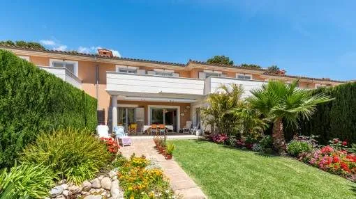 Wonderful terraced house with well-maintained garden and communal pool in Cala Vinyas